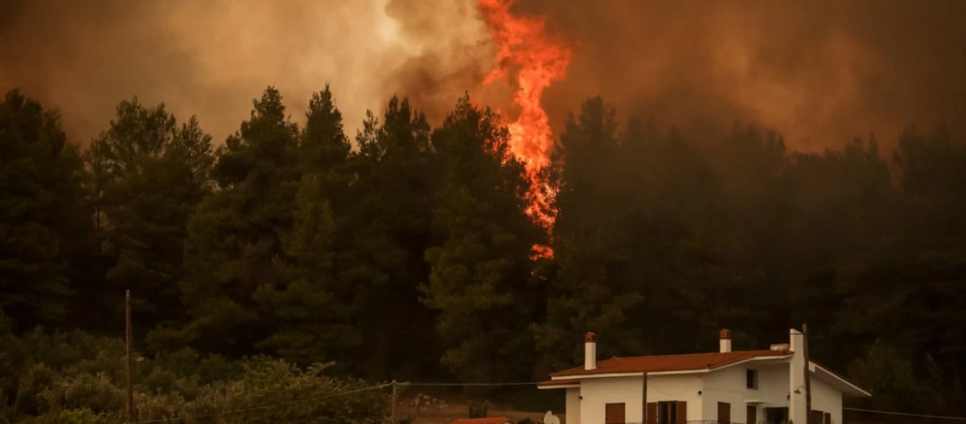 Κολοσσιαίου μεγέθους το μέτωπο στην Εύβοια - Μια ανάσα από οικισμό οι φλόγες - 8 εναέρια μέσα έχει στείλει η κυβέρνηση